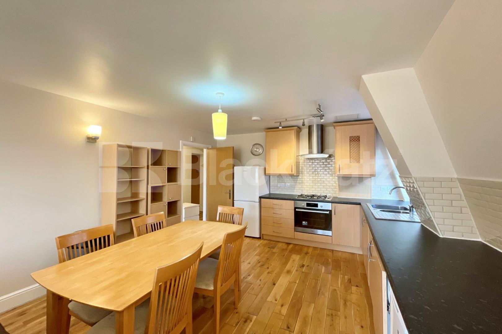 Bright & airy top floor four bedroomed apartment with two bathrooms Farnan Road  - Farnan Lodge, Streatham